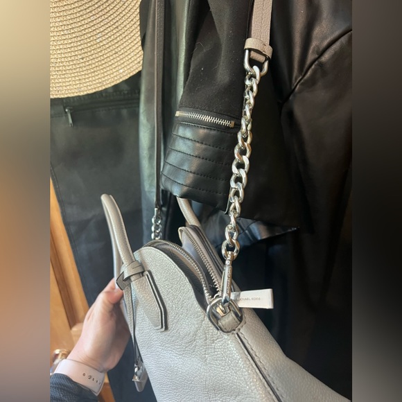 Micheal kors cross body large - Picture 7 of 8